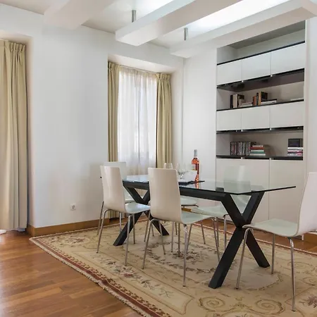 Charming In Chiado - דירה