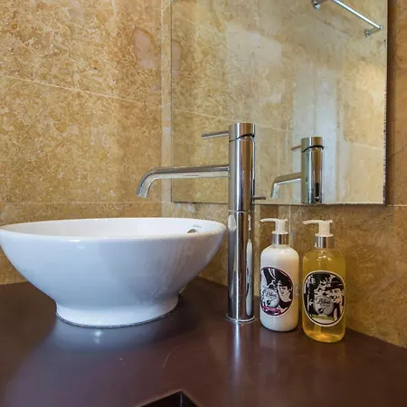 159 A - Premium Chiado -lisbon דירה *